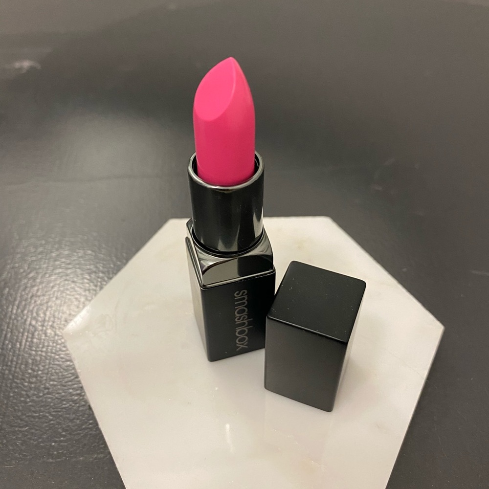 Smashbox be legendary lipstick in Shock me Pink